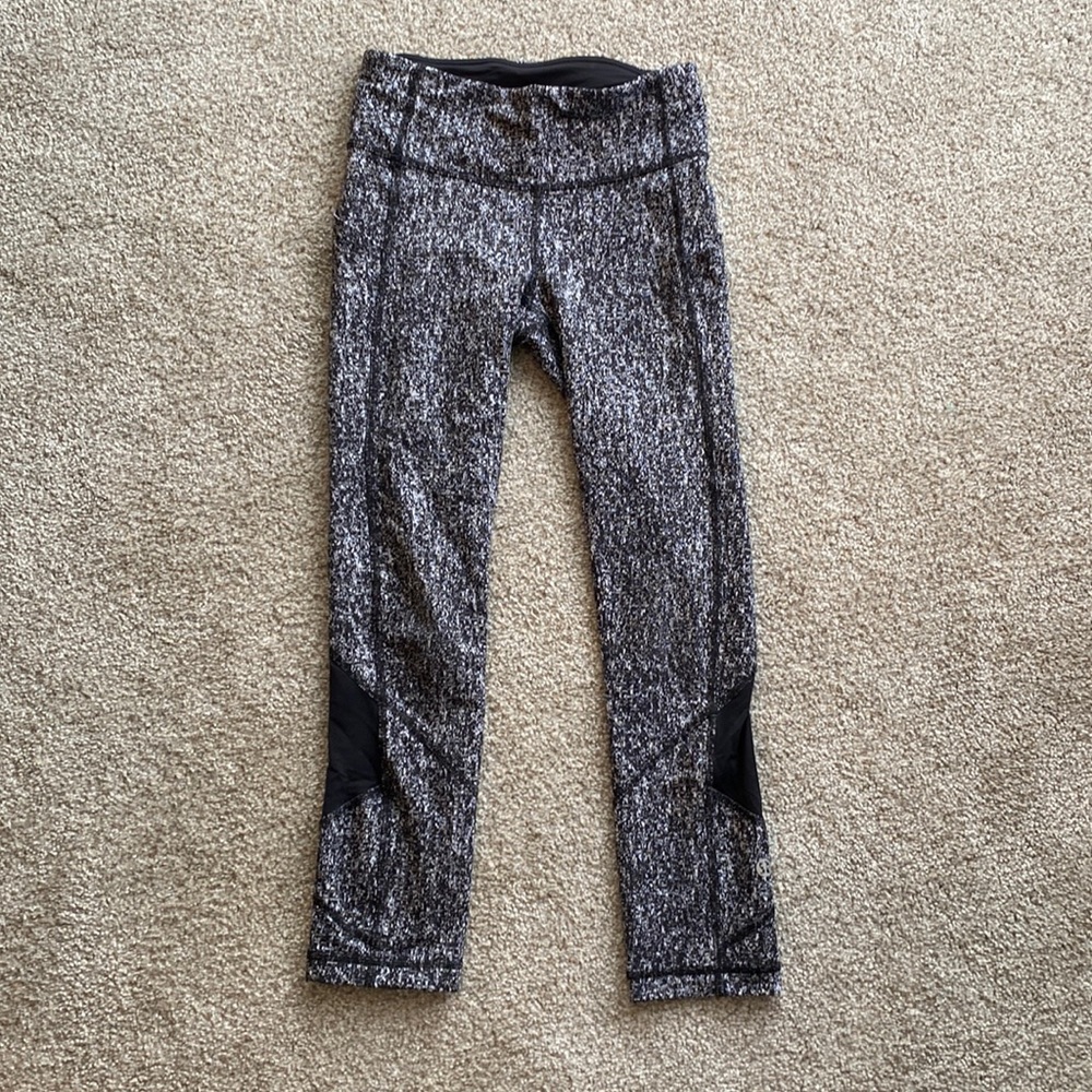 Lululemon black and white capri leggings with vents. Size 2.